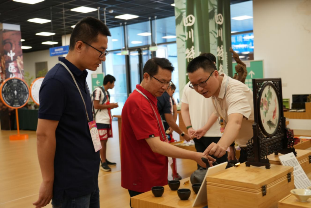省永利集团集团向导到大运村“有礼在四川”四川特色商品馆调研指导事情